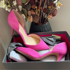 This pair of shoes is made by brand Vince Camuto. They are a size 7.